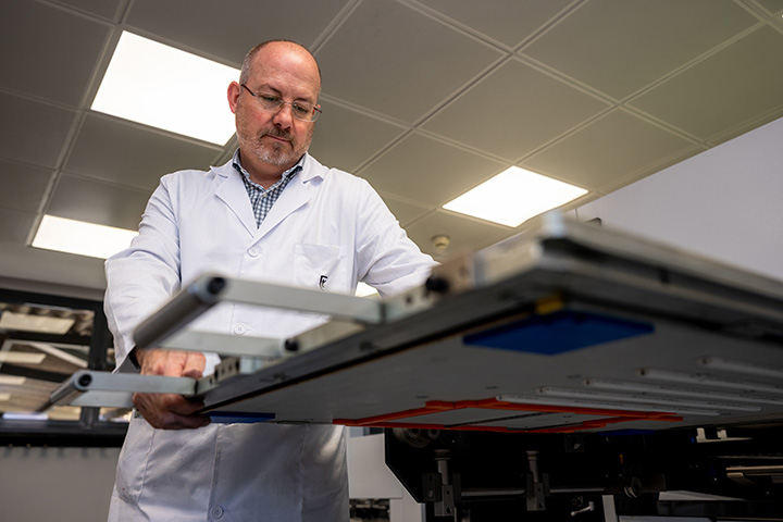 experto operando en troqueladora