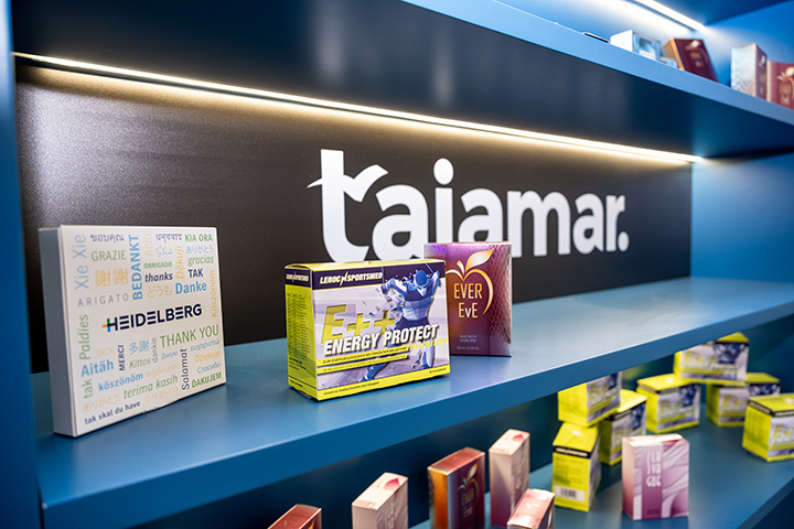 plegado y encolado de estuches de cartón